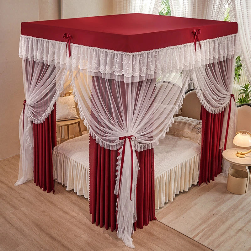 Un magnifique lit à baldaquin rouge et blanc avec un riche drapé et une élégante base garnie de dentelle, créant une chambre chaleureuse et romantique.