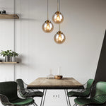 Détail du lustre en verre ambre avec éclairage chaud