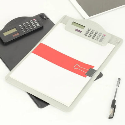 Presse-papiers A4 avec calculatrice noir sur bureau