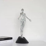 figurine humaine moderne argentée table chaises vases livres decoration intérieure robotique