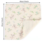 Motif floral coloré répété sur un fond crème, avec des branches, des fleurs et des feuilles vertes et rouges sur ce tissu d'ameublement.