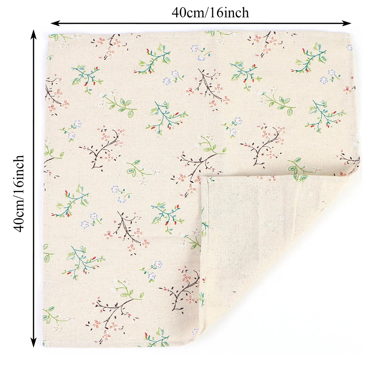 Motif floral coloré répété sur un fond crème, avec des branches, des fleurs et des feuilles vertes et rouges sur ce tissu d'ameublement.