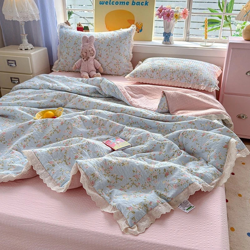litre couverture fleurs romantique gris rouge blanc dentelle bordure chambre fille