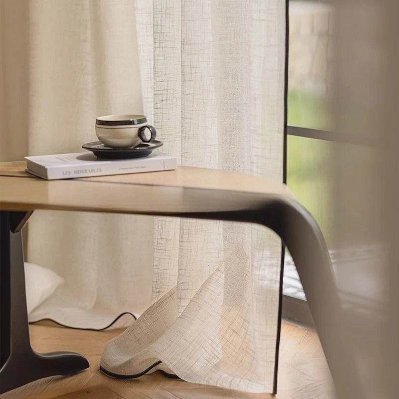 rideau moderne beige clair texture lin opacité bordure noire fenêtre maison