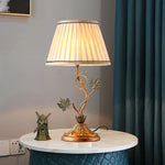 lampe table classique abat jour rayé beige ornement métal doré feuilles vertes interrupteur câble