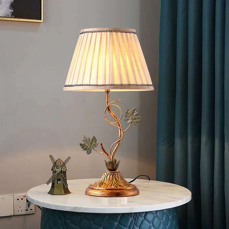 lampe table classique abat jour rayé beige ornement métal doré feuilles vertes interrupteur câble