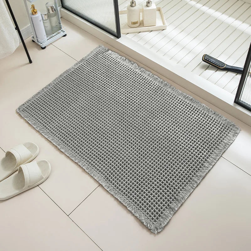 tapis bain moderne gris clair maille géométrique adhésif 43x61cm absorbant antidérapant franges salon