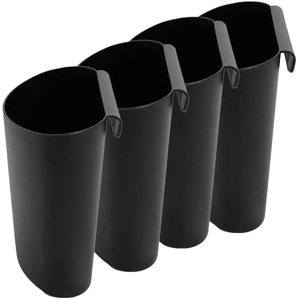 Paniers suspendus noirs accrochés à un chariot de rangement