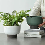 pots plante suspendus auto arrosants rayures verticales chaînes métalliques blanc vert gris moderne