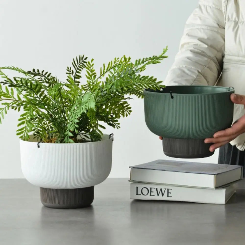 pots plante suspendus auto arrosants rayures verticales chaînes métalliques blanc vert gris moderne