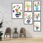 Une collection de belles illustrations botaniques dans des cadres muraux, créant une ambiance naturelle et élégante dans cet espace d'intérieur.