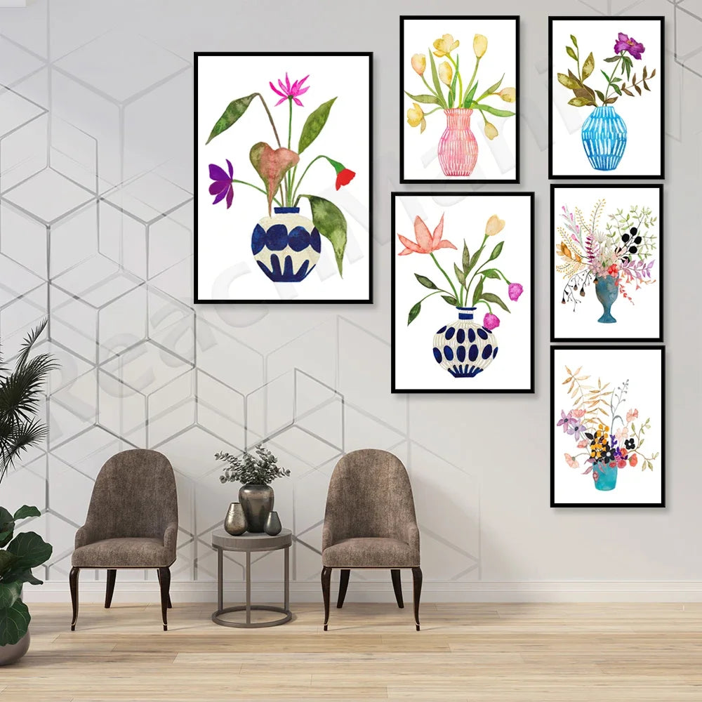 Une collection de belles illustrations botaniques dans des cadres muraux, créant une ambiance naturelle et élégante dans cet espace d'intérieur.