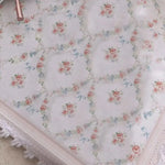 serviettes table rectangulaires fleurs roses classiques blanc rose pâle beige bleu clair bordure dentelée