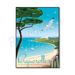 Une scène de plage idyllique sur les îles d'or de Porquerolles avec des palmiers verdoyants, une mer turquoise et des voiliers ancrés, sous un ciel bleu azur et avec des mouettes en vol.