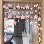 décoration chambre enfant guirlande suspendue étoiles nœuds papillon forme géométrique rose blanc doux
