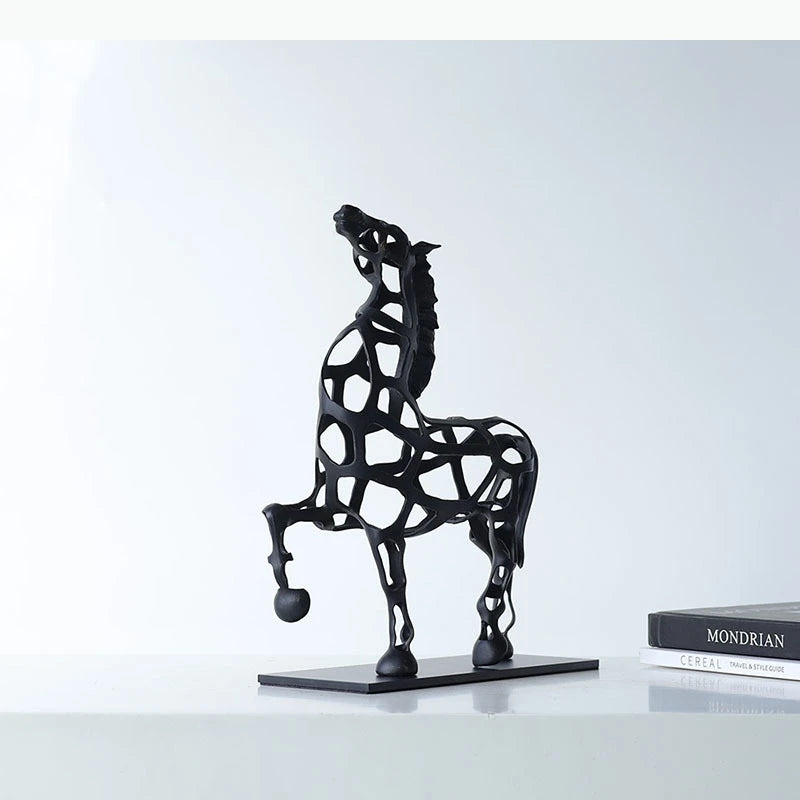 chevaux sculptés bronze doré structure ajourée géométrique moderne décoration chambre
