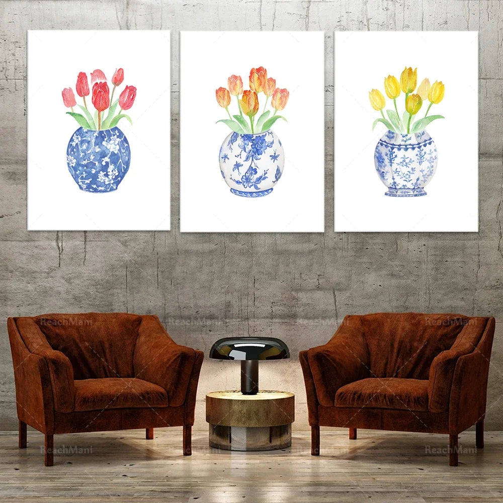 Des tulipes multicolores dans des vases en porcelaine décorent une scène élégante avec des fauteuils en velours brun.