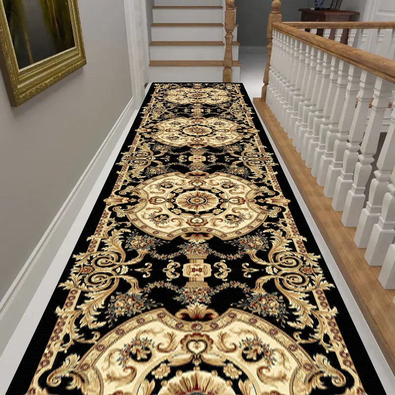 Un magnifique tapis de couloir aux motifs orientaux et ornementés, avec des nuances de noir, de crème et de doré, conférant à l'espace une atmosphère élégante et raffinée.
