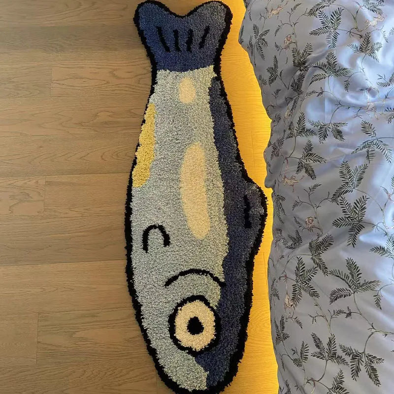 tapis créatif dessin animé poisson stylisé souriant motifs géométriques bleu blanc jaune noir maison