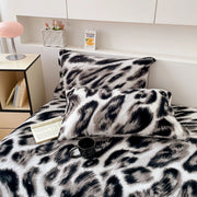 taies d'oreiller polaire motifs animaux léopard zèbre texture duveteuse moderne cozy blanc gris beige