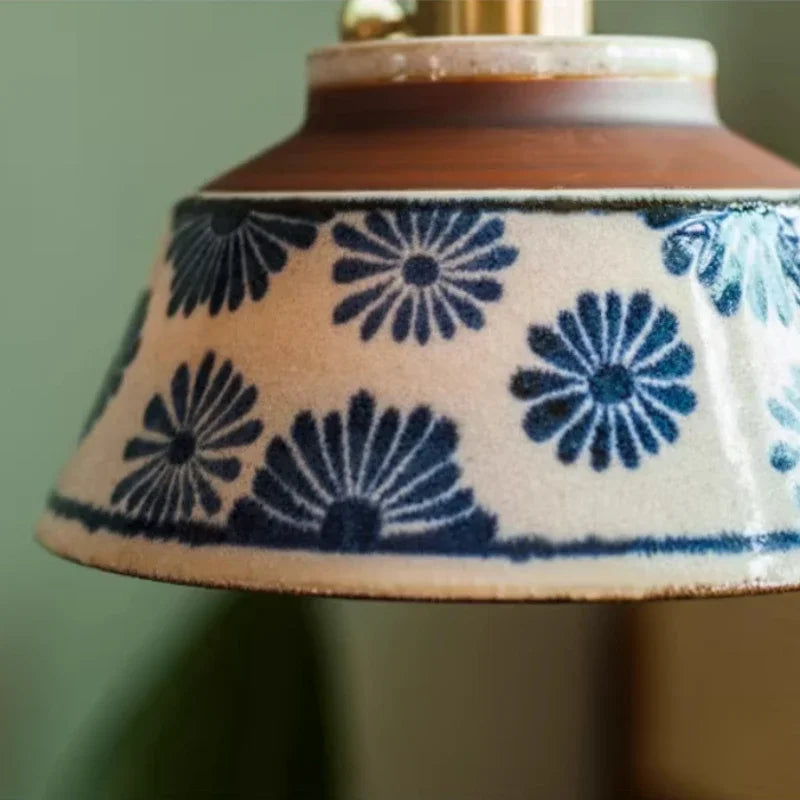 lampe suspendue vintage céramique fleurs bleues blanc rayures multicolores cordon doré