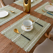 napperons coton lin vert olive rayures chaînettes franges rustiques bohèmes assiettes blanches tasses dorées