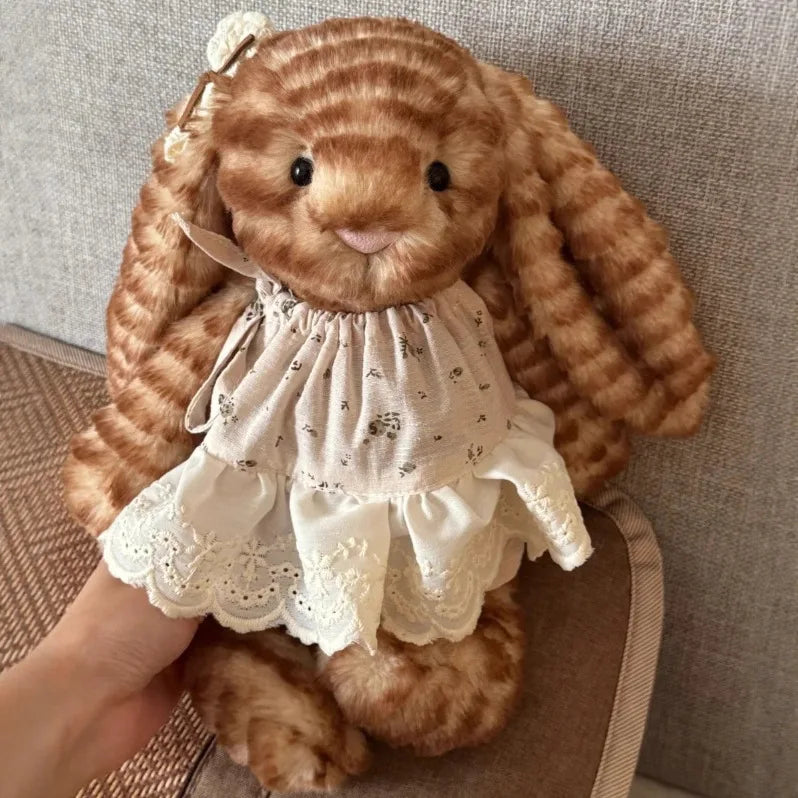 peluche lapin marron clair rayures horizontales classique robe blanche dentelle ruban blanc chambre salon