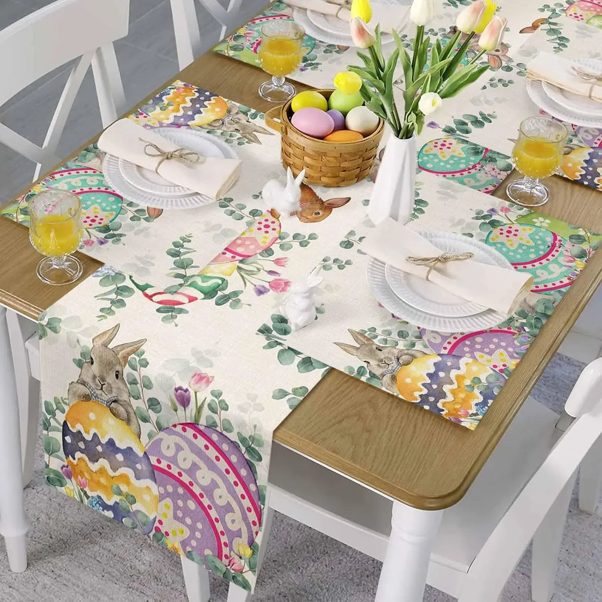 Une table de pâques joliment décorée avec des fleurs de printemps, des oeufs colorés et des lapins mignons, créant une ambiance festive et chaleureuse.