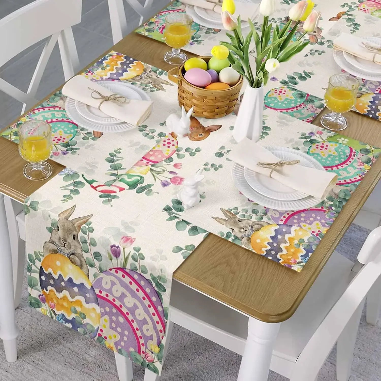 Une table de pâques joliment décorée avec des fleurs de printemps, des oeufs colorés et des lapins mignons, créant une ambiance festive et chaleureuse.
