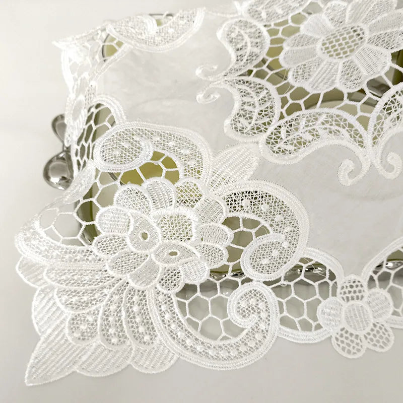 nappe dentelle flore brodée carrée traditionnelle maison fête polyester blanc motifs floraux complexes semi