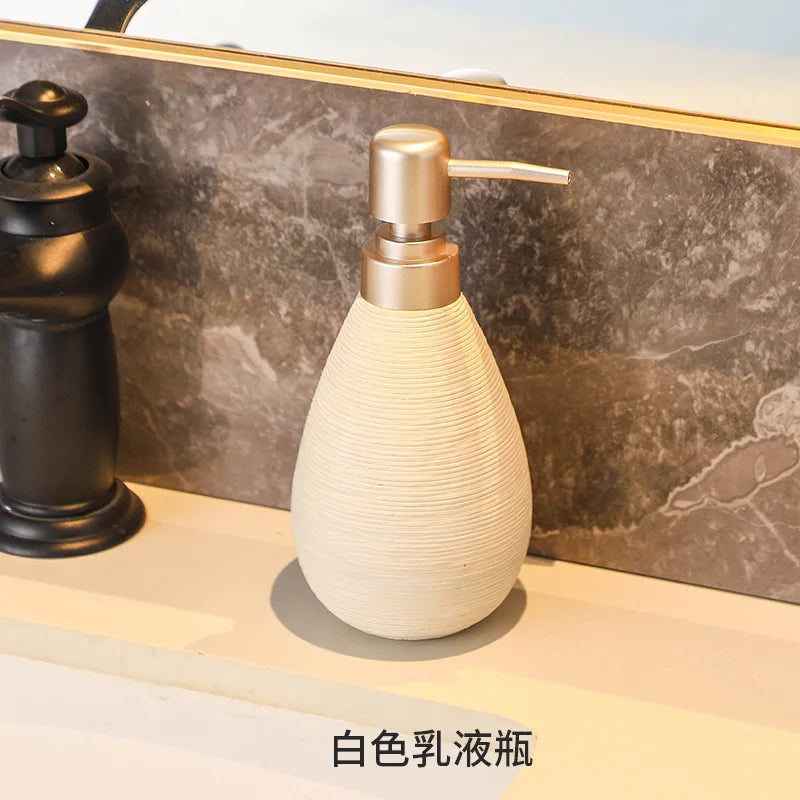 ensemble salle bain moderne tissage texture plateau savon brosse dents gobelet distributeur liquide beige