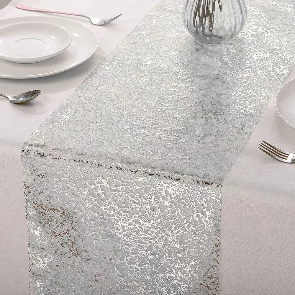 nappe brillante or rose motifs organiques semi transparent festive assiettes blanches couverts gâteau d'anniversaire