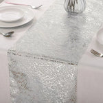 nappe brillante or rose motifs organiques semi transparent festive assiettes blanches couverts gâteau d'anniversaire