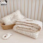 Housse de couette bébé imprimé rose camélia en mousseline - Literie estivale pour chambre d'enfant