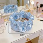sac bijoux violet blanc moderne élégant satiné rangement bague chaîne réutilisable