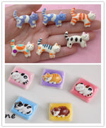 bijoux kawaii chats colorés cartoon modernes 20 30mm blanc bleu orange rose jaune