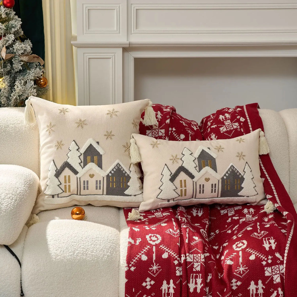 taies d'oreiller coton brodées maisons dorées beige hiver décoration canapé lit chambre decoration noel