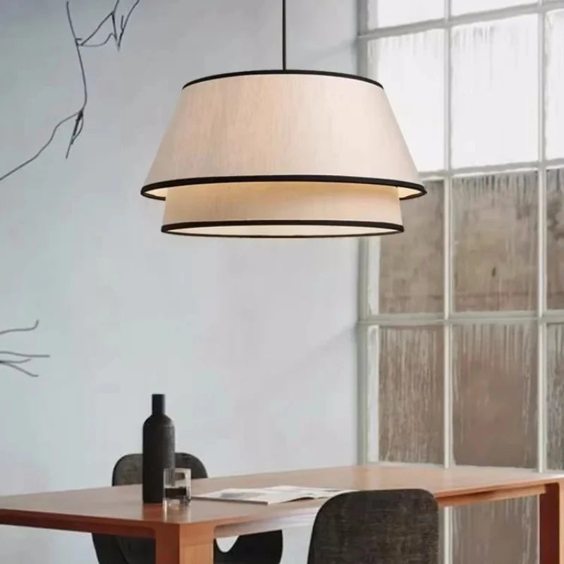 lampe suspendue moderne tissu fin beige clair noir minimaliste chambre salon
