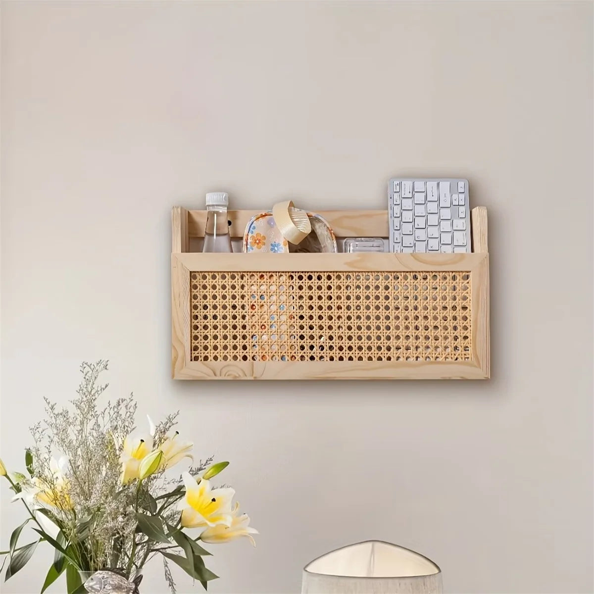 étagère murale moderne rustique bois naturel paille livre tasse casque organisation