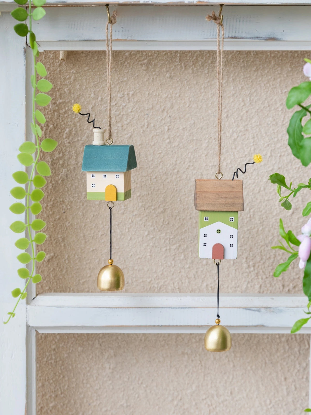 mobiles décoratifs bois fleurs oiseaux nuages cloches cordelettes moderne vert beige doré GOOD LUCK