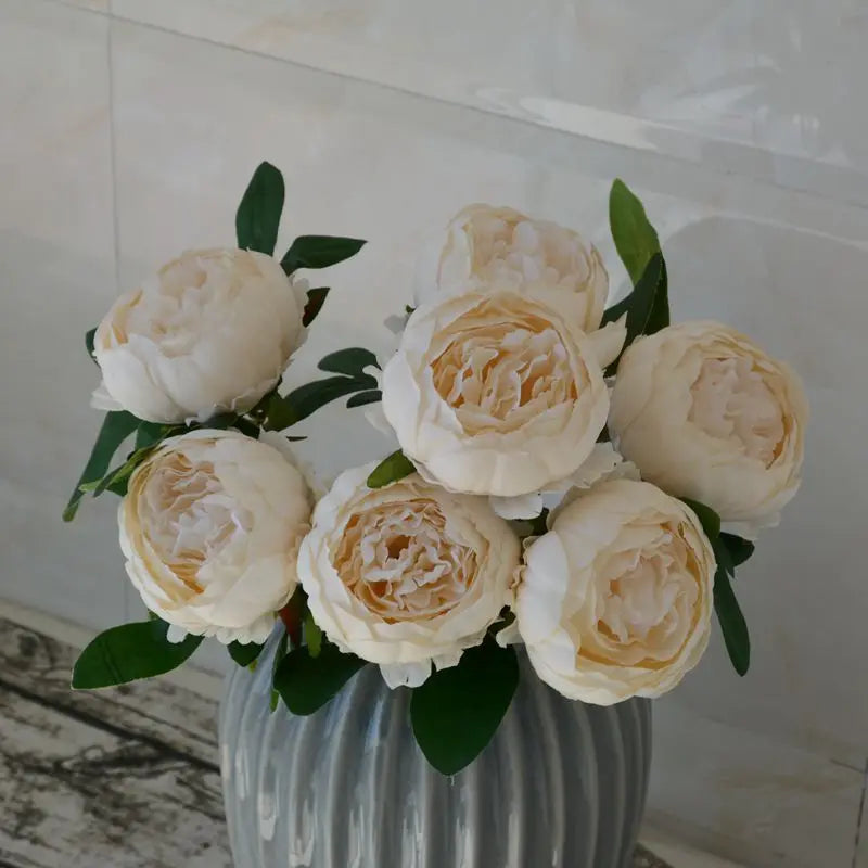 bouquet pivoines artificielles têtes roses rouges blanches decoration maison intérieur romantique
