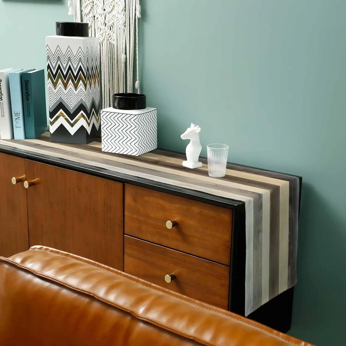 nappe lin moderne stripes marron gris assiettes blanches couverts dorés bougies fleurs fruits