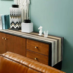 nappe lin moderne stripes marron gris assiettes blanches couverts dorés bougies fleurs fruits