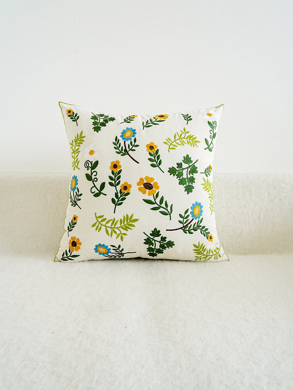 housse coussin brodée fleurs colorées rose bleu vert tissu polyester traditionnel adhésif salon chambre