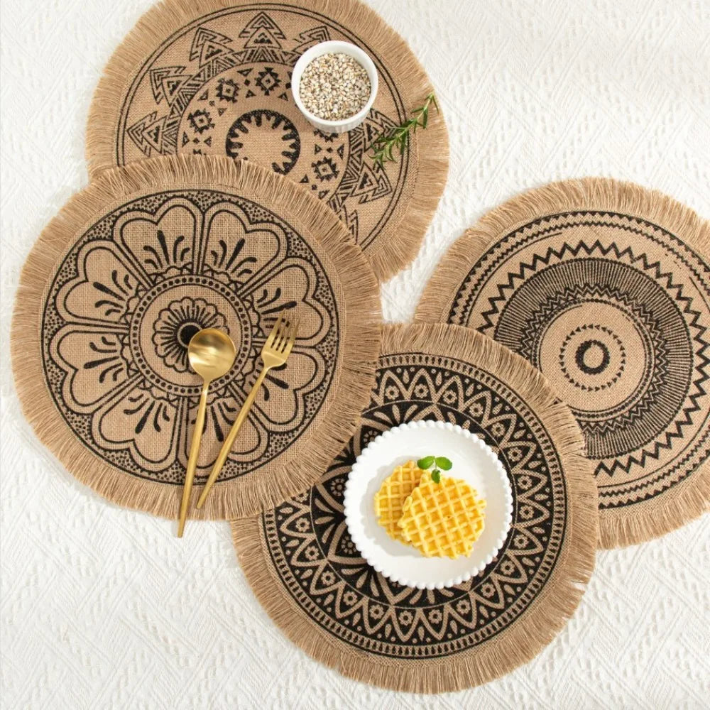 serviettes table boho chic motifs géométriques pompons noirs beige tables manger rondes 36 38