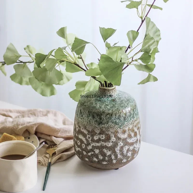 vase céramique rustique vert beige marron texturé variations couleur branches feuilles arrangement floral