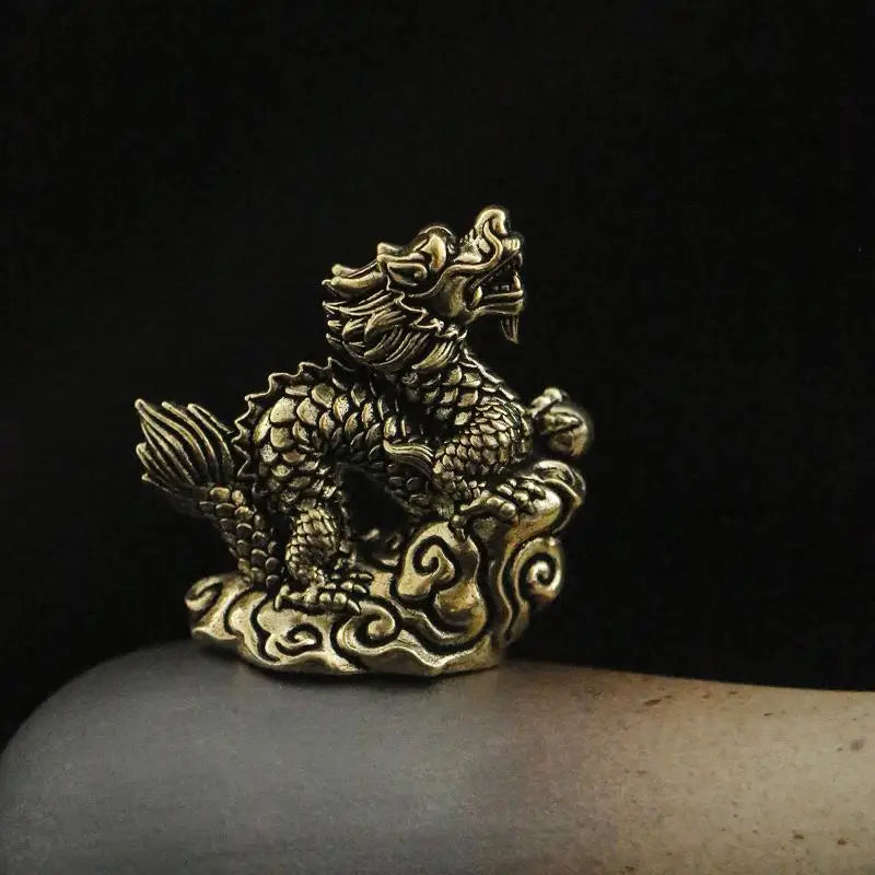 statue dragon dorée détails sculpturaux artisanal feng shui décoration intérieure ornement fine