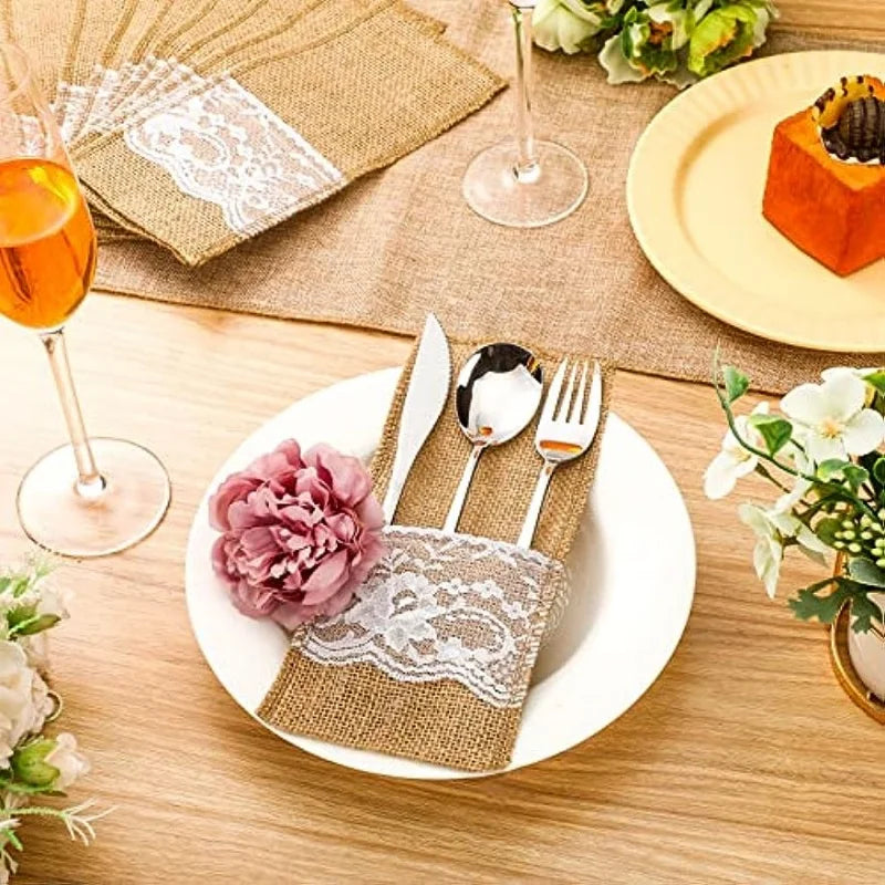serviettes table marron clair dentelle blanche rustique vintage fourchettes cuillères couteaux assiettes blancs