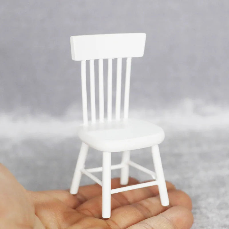 meubles miniatures maison poupée table chaises blancs portraits plantes classiques