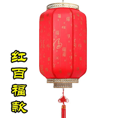Grande lanterne extérieure rouge antique suspendue dans un jardin